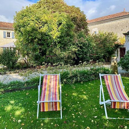 Aux Agapanthes, Chambres D'Hotes Charentaises De Charme Avec Piscine Aumagne Buitenkant foto