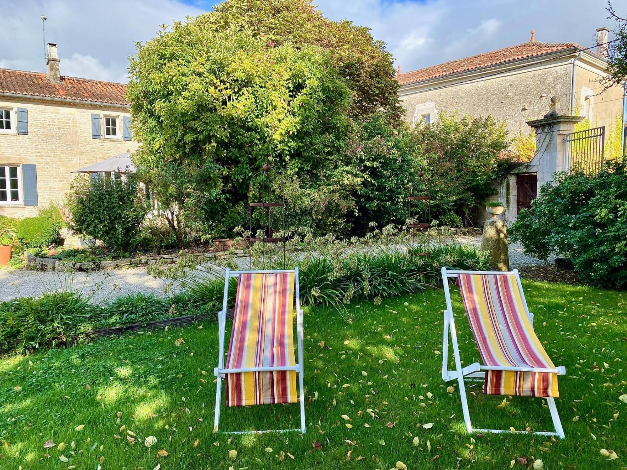 Aux Agapanthes, Chambres D'Hotes Charentaises De Charme Avec Piscine Aumagne Buitenkant foto